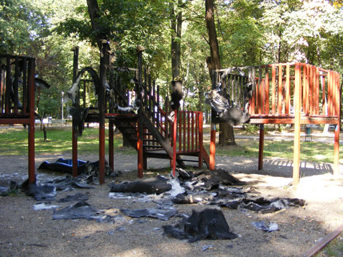 FOTO: Vandalizare loc de joaca copii, Parcul Municipal Baia Mare (c) eMM.ro